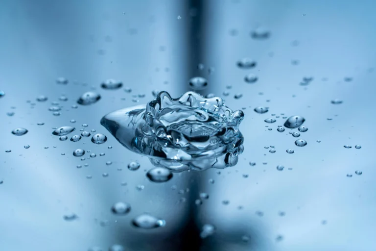 ciecię wodą drewna